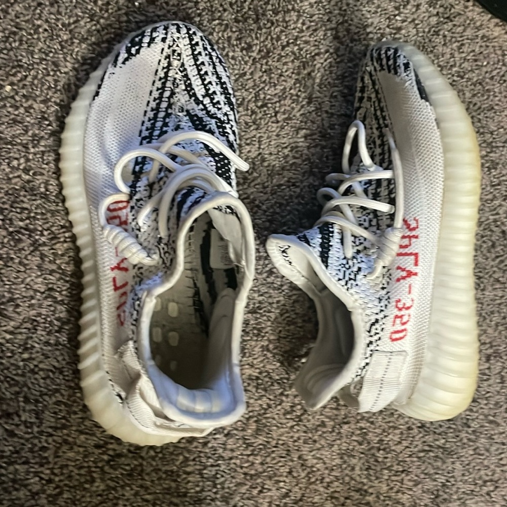 Size 5 Yeezy zebra no insoles